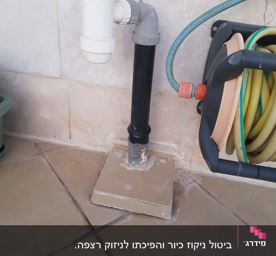 צינור פלסטיק לבן ושחור, אריחים, שקע חשמל